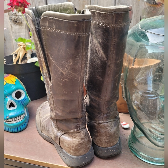 Teva Capistrano Brown Distressed Leather Boots • 12” Zip up • Waterproof • - Picture 6 of 10